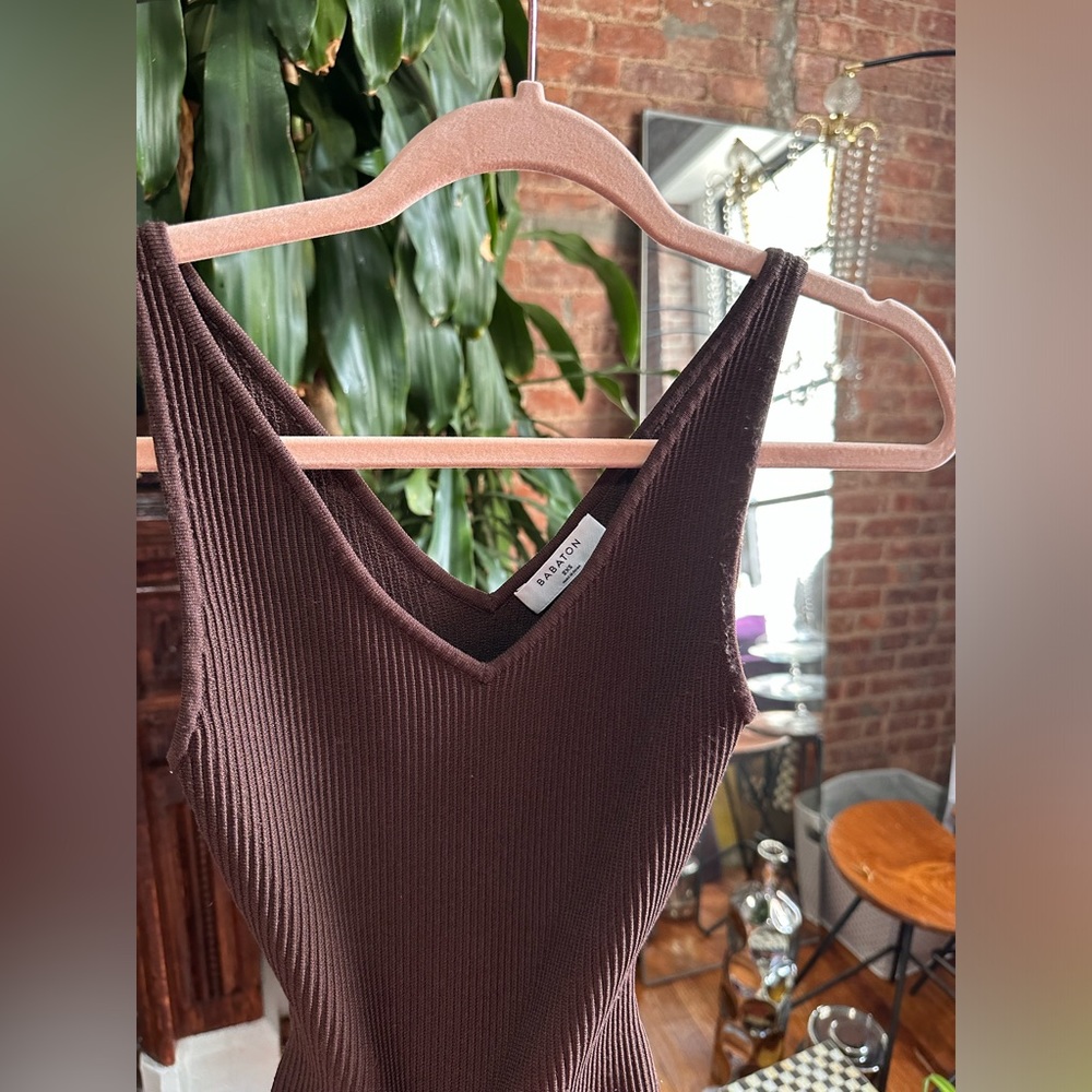 Aritzia brown v-neck top body con 2xs